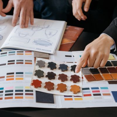 Cartella colori di campioni in pelle su un tavolo di progettazione